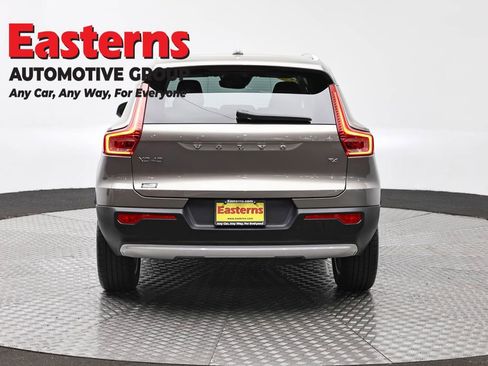 Used 2022 Volvo XC40 T4 Momentum FWD image 6