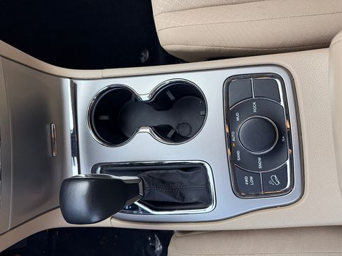 Used 2018 Jeep Grand Cherokee Laredo AWD/4WD image 16