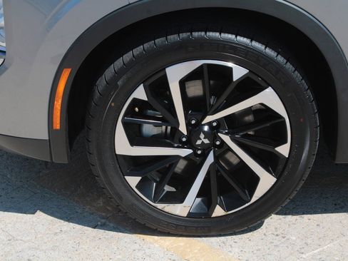 Used 2023 Mitsubishi Outlander SE image 2