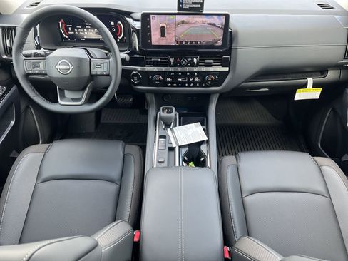 New 2026 Nissan Pathfinder SL image 2