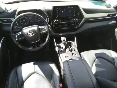 Used 2021 Toyota Highlander XLE AWD/4WD image 13