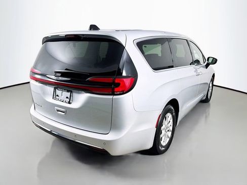 Used 2024 Chrysler Pacifica Touring-L image 7