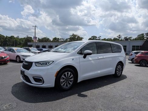 Used 2023 Chrysler Pacifica Touring-L FWD image 7