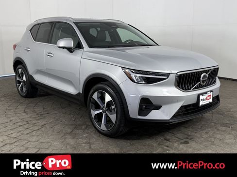 Used 2025 Volvo XC40 B5 Plus image 1