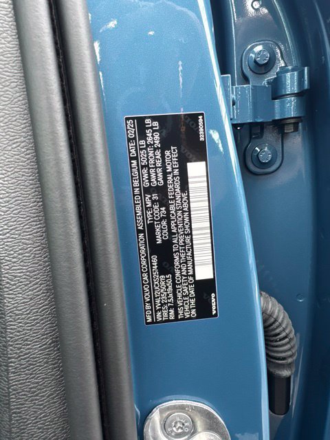 Certified 2025 Volvo XC40 B5 Plus AWD/4WD image 25