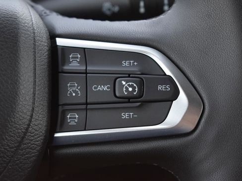 Used 2025 Jeep Compass Limited image 8