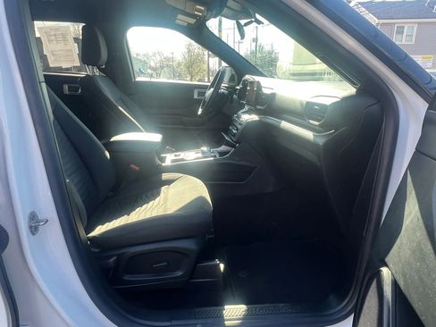 Used 2020 Ford Explorer XLT image 32