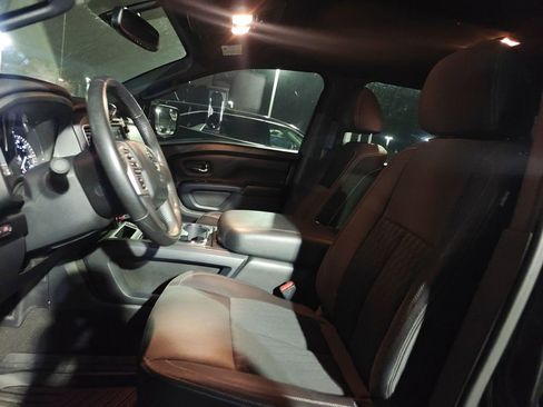 Used 2019 Nissan Titan SV w/ SV Convenience Package image 8
