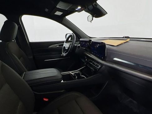 Used 2025 Chevrolet Traverse LT image 10