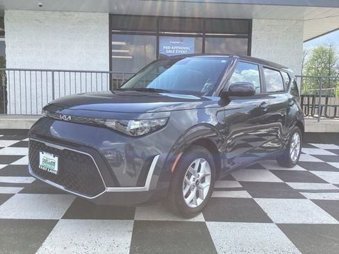 Used 2025 Kia Soul LX w/ LX Technology Package FWD image 2