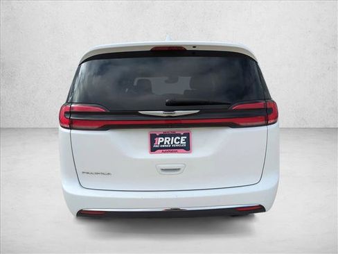 Used 2022 Chrysler Pacifica Touring-L FWD image 7