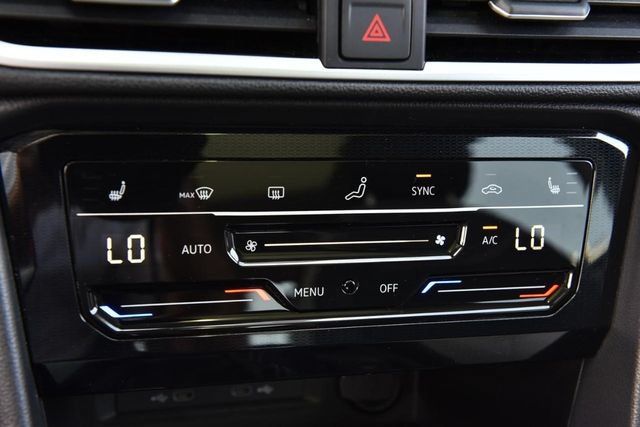 Used 2025 Volkswagen Taos SE w/ Panoramic Sunroof Package FWD image 14