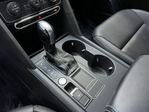 Used 2021 Volkswagen Atlas Cross Sport SE image 31