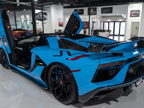 Used 2021 Lamborghini Aventador SVJ image 13