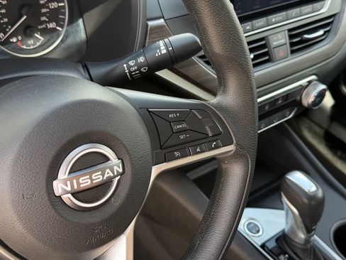 Used 2025 Nissan Altima 2.5 SV FWD image 12