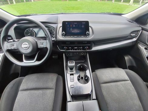 Used 2024 Nissan Rogue SV FWD image 11