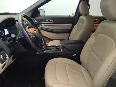 Used 2018 Ford Explorer XLT w/ Equipment Group 202A FWD image 17