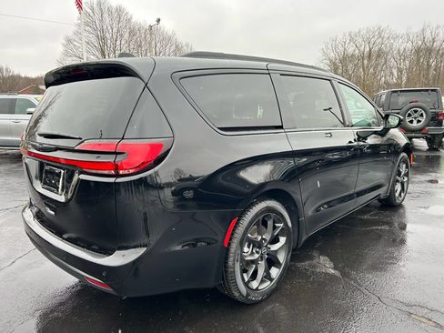 New 2026 Chrysler Pacifica Select w/ S Appearance Package FWD image 3