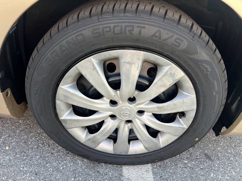 Used 2013 Toyota Corolla LE FWD image 12
