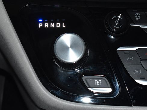 Certified 2024 Chrysler Pacifica Touring-L FWD image 16