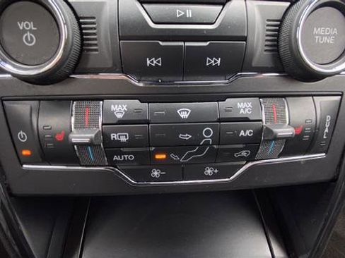 Used 2019 Ford Explorer XLT w/ Equipment Group 202A AWD/4WD image 17