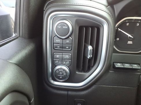 Used 2022 GMC Sierra 3500 Denali w/ Denali Black Diamond Edition image 18