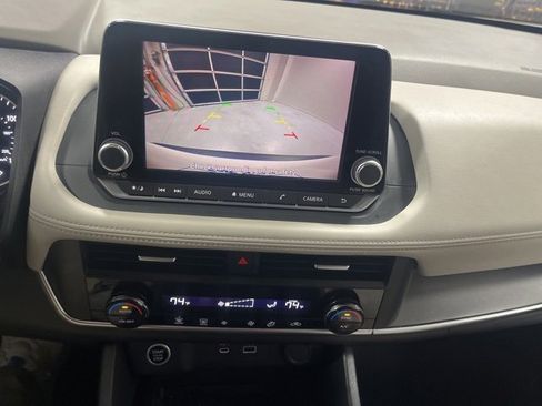 Used 2023 Nissan Rogue SV image 14