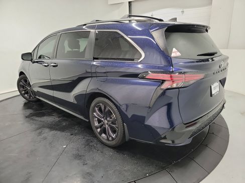 Used 2021 Toyota Sienna XSE w/ XSE Plus Package image 6