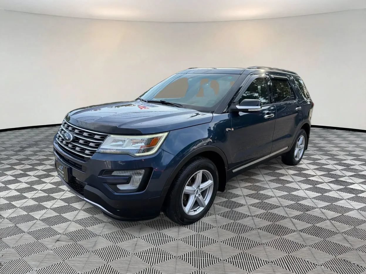 Used 2017 Ford Explorer XLT w/ Equipment Group 202A AWD/4WD image 3