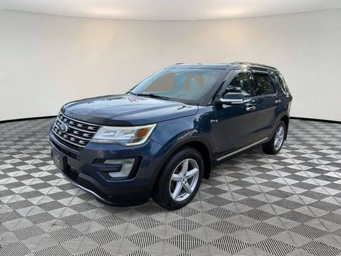 Used 2017 Ford Explorer XLT w/ Equipment Group 202A AWD/4WD image 3