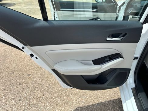 Used 2023 Nissan Altima 2.5 SL FWD image 12