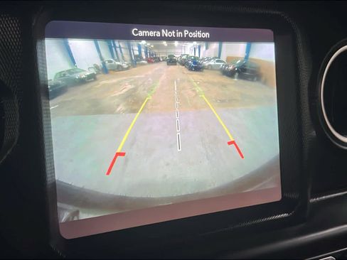 Used 2018 Jeep Wrangler Unlimited Sahara AWD/4WD image 16