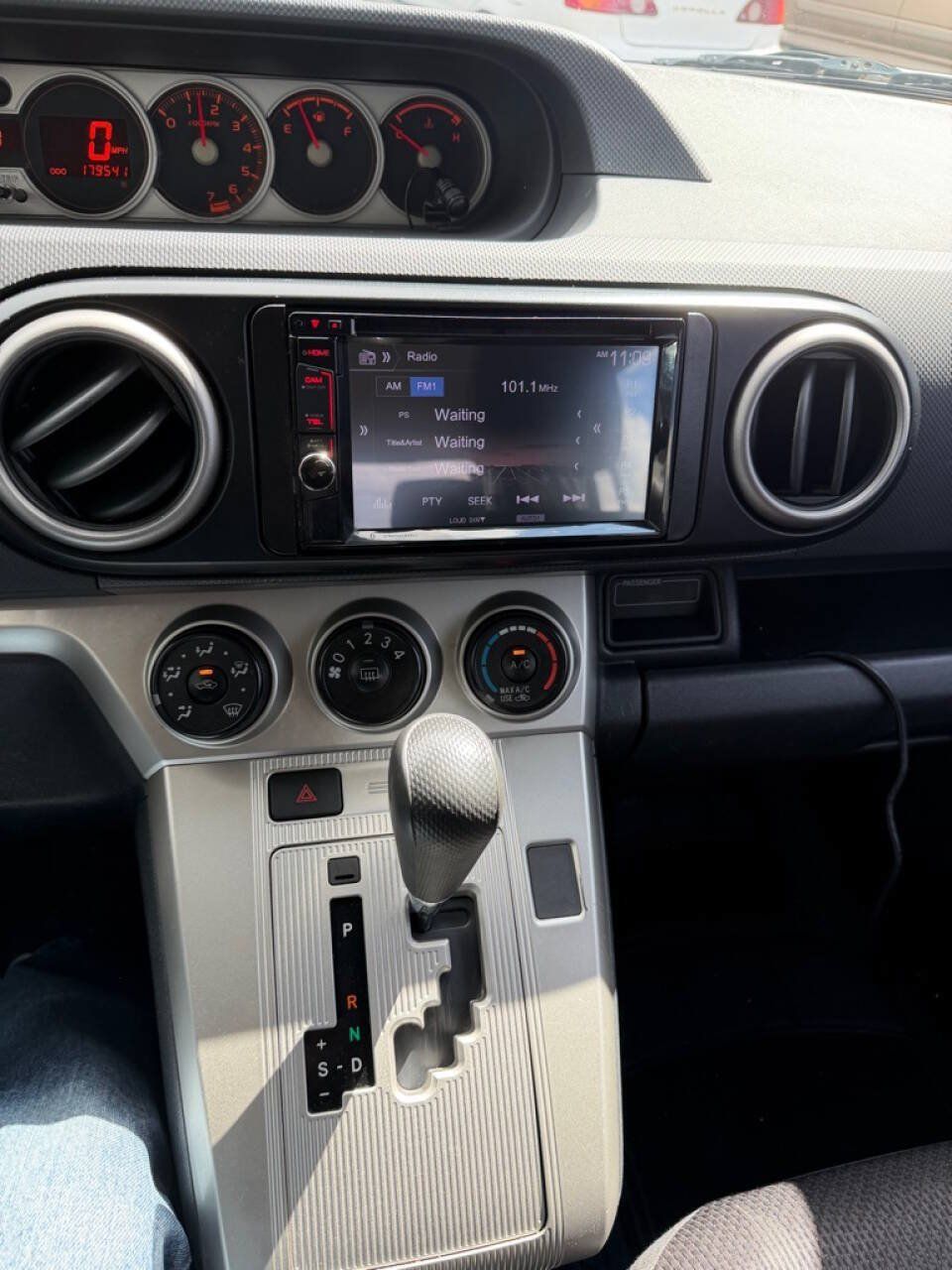 Used 2009 Scion xB FWD image 4