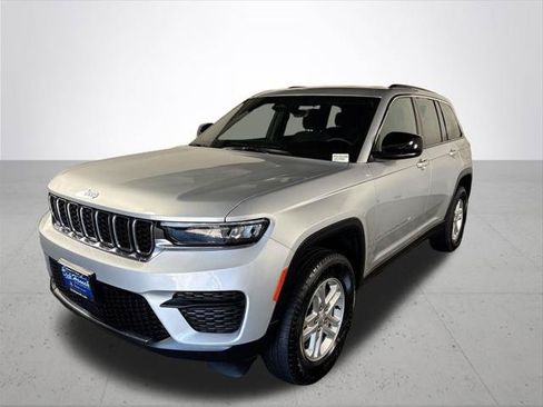 Certified 2025 Jeep Grand Cherokee Laredo w/ Luxury Tech Group I AWD/4WD image 2