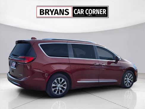 Used 2021 Chrysler Pacifica Limited w/ Uconnect Theater Family Group image 22