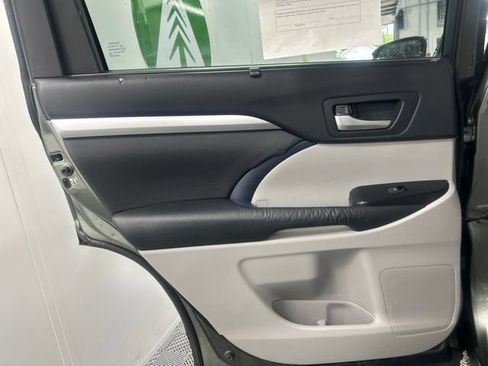 Used 2014 Toyota Highlander XLE AWD/4WD image 18