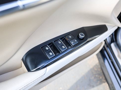 Certified 2019 Toyota Camry XLE FWD image 10