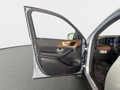 Used 2025 Mercedes-Benz GLE 450 4MATIC w/ Winter Package image 36