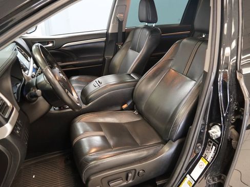 Used 2017 Toyota Highlander SE image 3