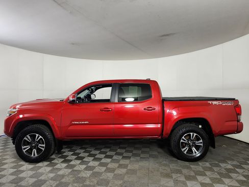 Used 2017 Toyota Tacoma TRD Off-Road image 4