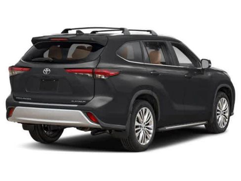 Used 2024 Toyota Highlander Platinum AWD/4WD image 2