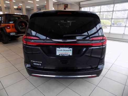 Used 2024 Chrysler Pacifica Touring-L FWD image 6
