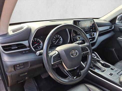 Used 2021 Toyota Highlander XLE FWD image 10