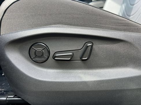 Used 2026 Volkswagen Tiguan SE AWD/4WD image 19