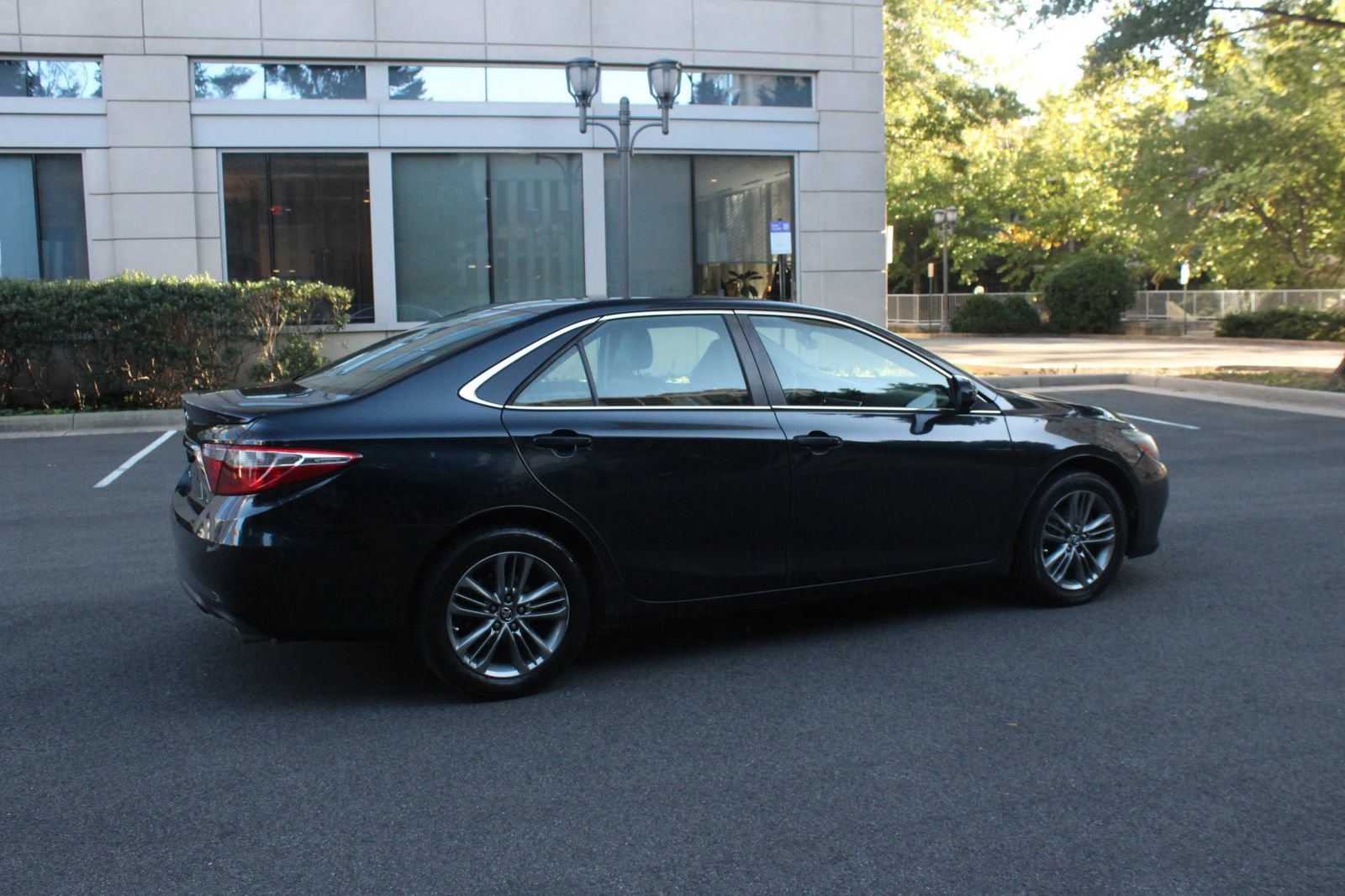Used 2015 Toyota Camry SE FWD image 7