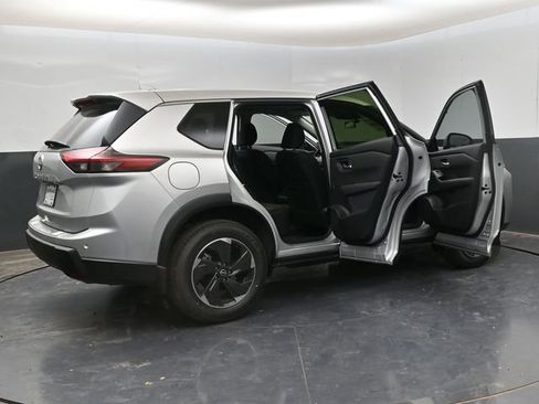 Certified 2025 Nissan Rogue SV image 31
