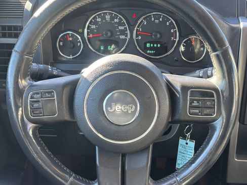 Used 2012 Jeep Liberty Sport image 11
