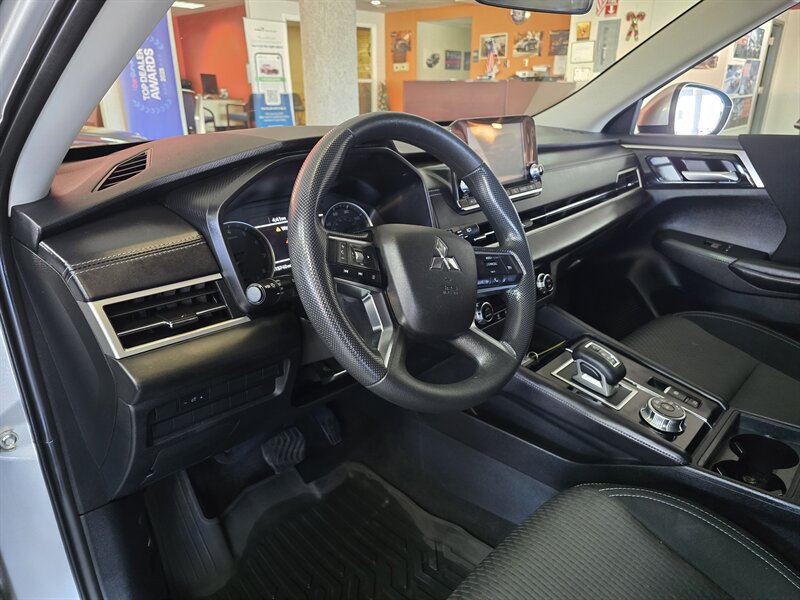 Used 2024 Mitsubishi Outlander ES FWD image 8