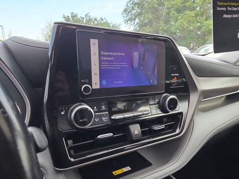Used 2023 Toyota Highlander XLE AWD/4WD image 18