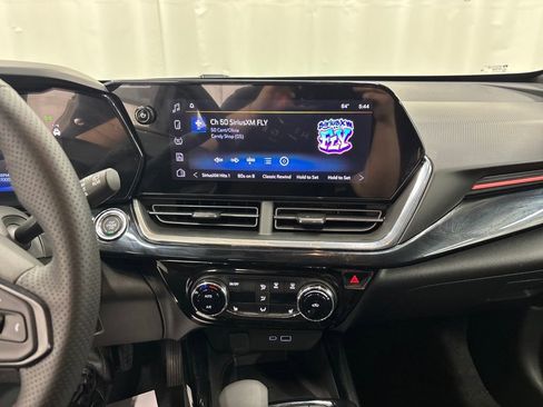 Used 2026 Chevrolet Trax RS w/ Sunroof Package image 17